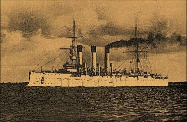 04 Aurora_1903.jpg - La corazzata Aurora. La sua costruzione iniziò il 23 maggio 1897 e venne varata l'11 maggio 1900, fu una delle prime navi a portare i soccorsi alla popolazione di Messina e Reggio Calabria colpite dal terremoto del 1908. Nell'Ottobre del 1917 sparò il colpo che diede il segnale per la conquista del Palazzo d'Inverno di San Pietroburgo durante la Rivoluzione russa.